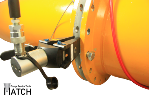 Hydraulic flange spreader (HSW15TEX) in between orange pipes