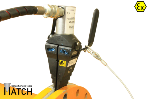Hydrauliczny rozpierak do kołnierzy (HSW15TEX) pomiędzy pomarańczowymi rurami