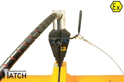 Hydrauliczny rozpierak do kołnierzy (HSW15TEX) pomiędzy pomarańczowymi rurami