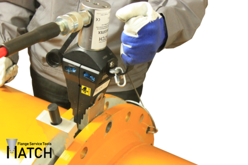 Hydraulic flange spreader (HSW15TEX) in between orange pipes with safety loop, step blocks and safety block