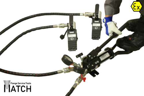 2x HSW15TEX podłączone do hydraulicznej pompy ręcznej z podwójnym przyłączem ATEX (P350BEX)