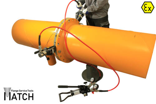2x hydraulic flange spreaders (HSW15TEX) in between orange pipes with hydraulic hand pump (P350BEX)