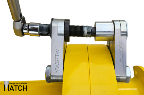 Mechanical valve-out spreader kit that connects two yellow pipe flanges, closed
