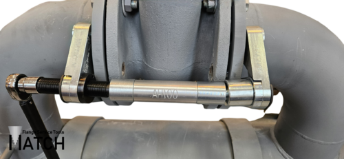 Mechanical valve-out spreader kit that connects two pipe flanges