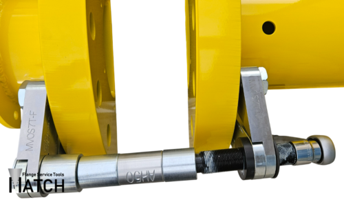 Mechanical valve-out spreader kit that connects two yellow pipe flanges, open