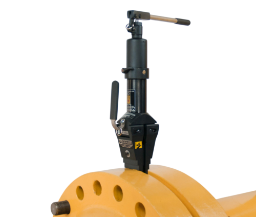 Hydrauliczny rozpierak do kołnierzy z wbudowaną pompą SW14.5TI firmy Equalizer pomiędzy pomarańczowymi rurami